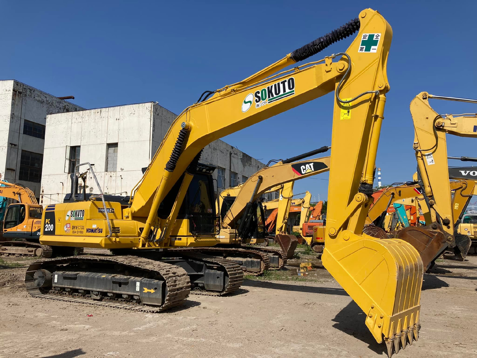 Which Is Better for You – Komatsu PC200 or Caterpillar 320